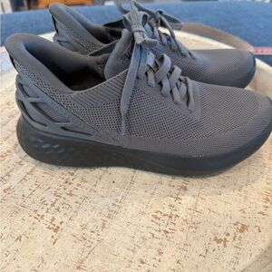 Kizik Athens Black and Gray Athletic Shoes women’s 7.5w men’s 6 wide